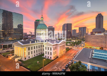 Das alte Gerichtsgebäude in der Dämmerung in der Innenstadt von St. Louis, Missouri, USA. Stockfoto