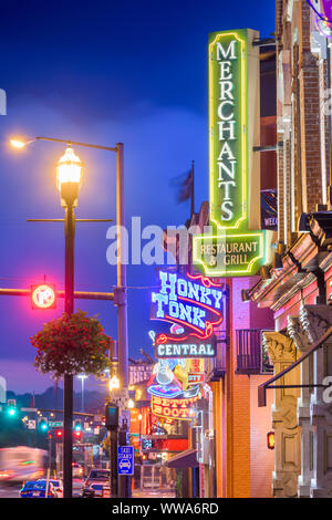 NASHVILLE, TENNESSEE - 20. AUGUST 2018: Honky Tonks am unteren Broadway. Der Bezirk ist bekannt für die zahlreichen Country Musik Unterhaltung establishme Stockfoto