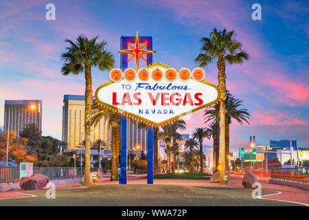 Las Vegas, Nevada, USA Willkommen in Las Vegas Sign in der Abenddämmerung.