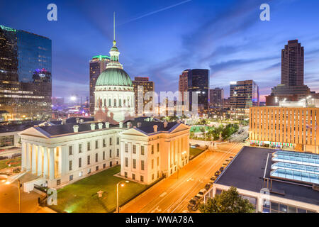 Das alte Gerichtsgebäude in der Dämmerung in der Innenstadt von St. Louis, Missouri, USA. Stockfoto