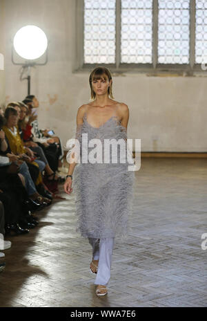 Model Jacquetta Wheeler auf dem Laufsteg während der Sharon Wauchob Frühjahr/Sommer 2020 London Fashion Week zeigen an Cyprian???s Kirche in London. Stockfoto