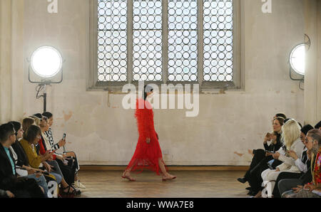 Modelle auf dem Laufsteg während der Sharon Wauchob Frühjahr/Sommer 2020 London Fashion Week zeigen an Cyprian???s Kirche in London. Stockfoto