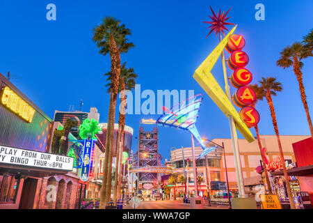 LAS VEGAS, Nevada - Mai 13, 2019: Fremont East District von Las Vegas in der Morgendämmerung. Es gehört zu den bekanntesten Straßen in das Las Vegas Valley. Stockfoto