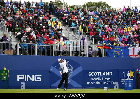 Das Team Europa Azahara Munoz Stücke weg die 1. während der FOURBALL am Tag zwei des Solheim Cup 2019 in Gleneagles Golf Club, Auchterarder. Stockfoto