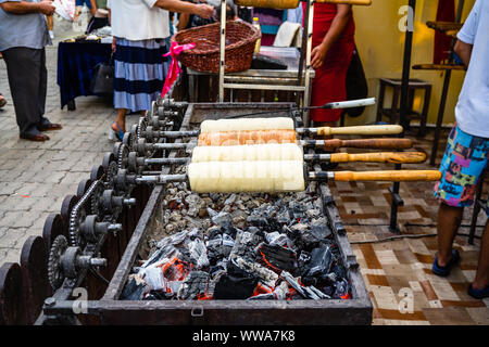 Vorbereitung auf die berühmten, traditionellen und leckeren ungarischen Schornstein Kuchen Kurtos Kolacs (Kürtőskalács) Stockfoto