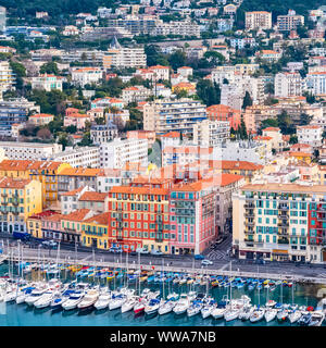 Nizza in Frankreich, den Hafen, die alten bunten Gebäude auf den Kais und Schiffe in der Marina Stockfoto