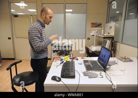 Meilenstein in Sorisole (Bergamo, Italien), Produktion von wissenschaftlichen Instrumenten für Labors Stockfoto