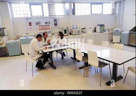 Meilenstein in Sorisole (Bergamo, Italien), Produktion von wissenschaftlichen Instrumenten für Labors Stockfoto