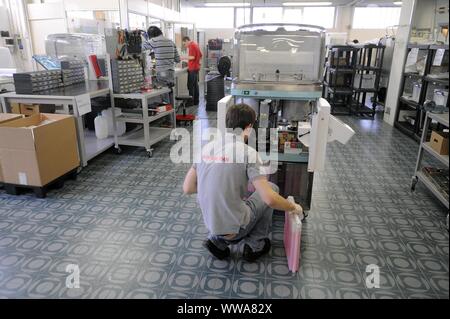 Meilenstein in Sorisole (Bergamo, Italien), Produktion von wissenschaftlichen Instrumenten für Labors Stockfoto