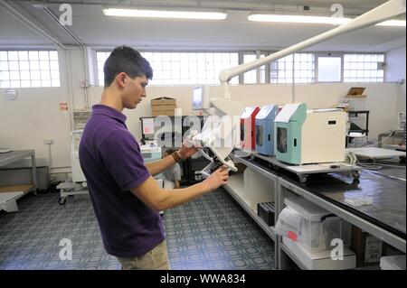 Meilenstein in Sorisole (Bergamo, Italien), Produktion von wissenschaftlichen Instrumenten für Labors Stockfoto