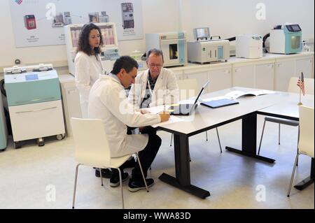 Meilenstein in Sorisole (Bergamo, Italien), Produktion von wissenschaftlichen Instrumenten für Labors Stockfoto