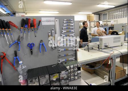 Meilenstein in Sorisole (Bergamo, Italien), Produktion von wissenschaftlichen Instrumenten für Labors Stockfoto