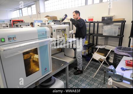 Meilenstein in Sorisole (Bergamo, Italien), Produktion von wissenschaftlichen Instrumenten für Labors Stockfoto