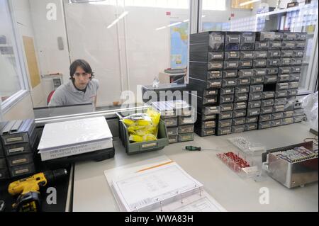 Meilenstein in Sorisole (Bergamo, Italien), Produktion von wissenschaftlichen Instrumenten für Labors Stockfoto