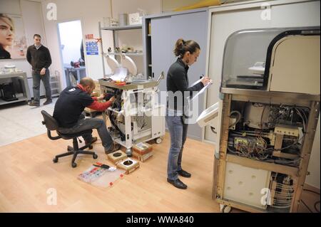 Meilenstein in Sorisole (Bergamo, Italien), Produktion von wissenschaftlichen Instrumenten für Labors Stockfoto