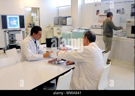 Meilenstein in Sorisole (Bergamo, Italien), Produktion von wissenschaftlichen Instrumenten für Labors Stockfoto