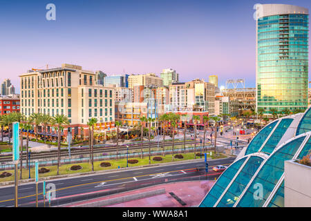 San Diego, Kalifornien Stadtbild im Gaslamp Quarter in der Abenddämmerung. Stockfoto