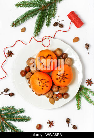 Dekorieren Orangen mit Nelken für das neue Jahr oder Urlaub. Ansicht von oben. Stockfoto
