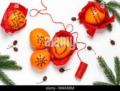 Blick von oben auf die hausgemachte Weihnachten Dekoration der aromatischen Orangen mit Nelken. Stockfoto