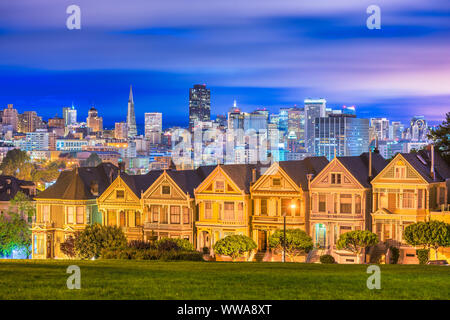 San Francisco, Kalifornien, USA Stadtbild am Alamo Square. Stockfoto