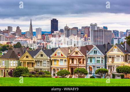 San Francisco, Kalifornien, USA Stadtbild am Alamo Square. Stockfoto