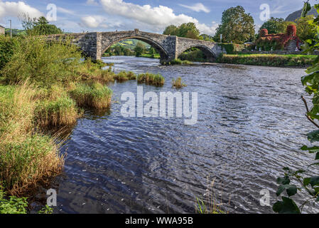 Tu Hwnt i'r Bont Teestube. Gerichtsgebäude Cottage aus dem 15. Jahrhundert am Ufer des Flusses Conwy in Arlington. Stockfoto