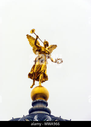 Goldene Statue von Muse an der Spitze der Akademie der Künste in Dresden, Deutschland. Stockfoto