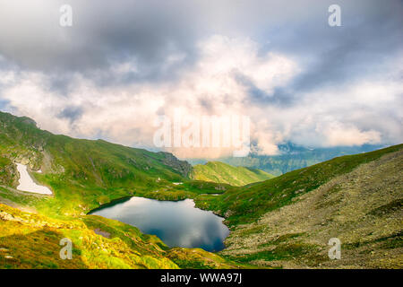 Landschaft vom Capra-See in Rumänien und Fogarascher Berge im Sommer Stockfoto