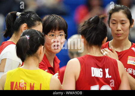 Kanagawa, Japan. Credit: MATSUO. 14 Sep, 2019. Lang Ping Haupttrainer (CHN) Volleyball: 2019 FIVB Volleyball der Frauen-WM erste Runde zwischen China 3-0 Südkorea an der Yokohama Arena in Kanagawa, Japan. Credit: MATSUO. K/LBA SPORT/Alamy leben Nachrichten Stockfoto