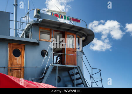 Steuerhaus eines Vintage tugboat angedockt am Lake Ontario in Oswego, New York Stockfoto