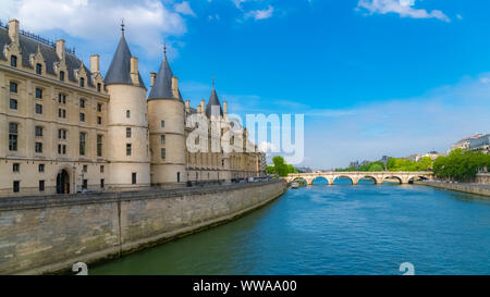 Paris, Blick auf die Seine mit der Conciergerie auf der Ile de la Cité und der pont-neuf Stockfoto