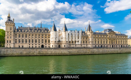 Paris, Blick auf die Seine mit der Conciergerie auf der Ile de la Cité und der pont-neuf Stockfoto