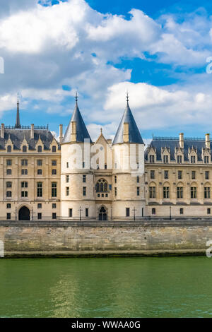 Paris, Blick auf die Seine mit der Conciergerie auf der Ile de la Cité und der pont-neuf Stockfoto