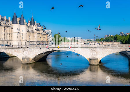 Paris, Blick auf die Seine mit der Conciergerie auf der Ile de la Cité und der pont-neuf Stockfoto