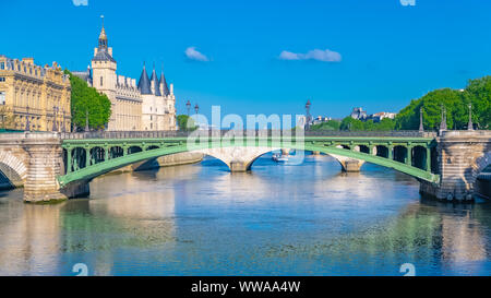 Paris, Blick auf die Seine mit der Conciergerie auf der Ile de la Cité und der pont-neuf Stockfoto