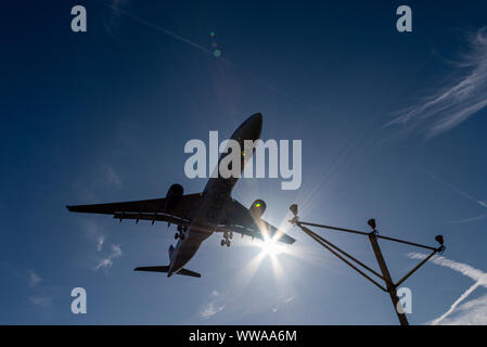 Virgin Atlantic Jet Flugzeug landet auf dem London Heathrow Airport in Hounslow, London, Großbritannien über Annäherungslichter. ALS. Sonnenschein Stockfoto