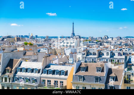 Paris, typische Gebäude und Dächer im Marais, Luftaufnahme vom Centre Pompidou entfernt, mit dem Eiffelturm im Hintergrund Stockfoto