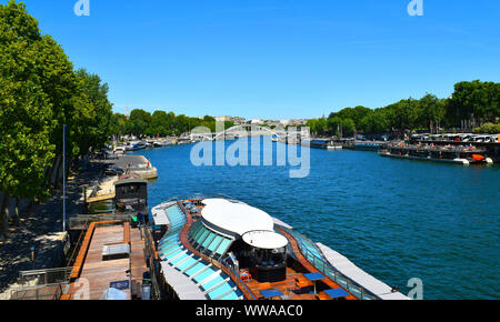 Paris/Frankreich - Juli 5, 2019: Schöne Aussicht auf Seine Fluss mit Booten in einem sonnigen Tag. Stockfoto