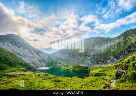 Landschaft vom Capra-See in Rumänien und Fogarascher Berge im Sommer Stockfoto