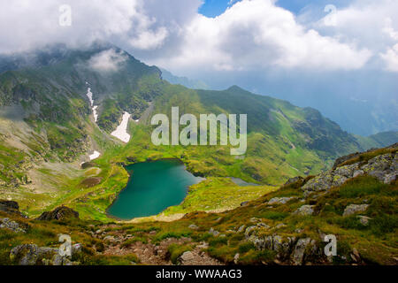 Landschaft vom Capra-See in Rumänien und Fogarascher Berge im Sommer Stockfoto