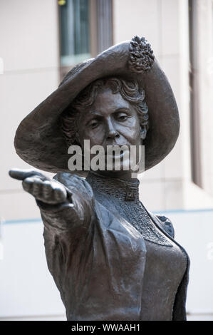 Um Manchester - "Taten statt Worte"-Statue von Emily Pankhurst Stockfoto