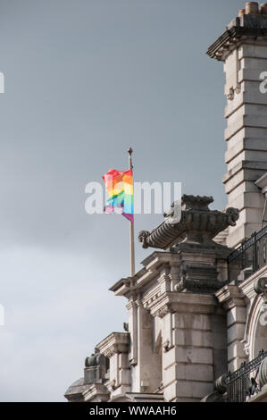 Um Manchester - Regenbogen Flagge Stockfoto