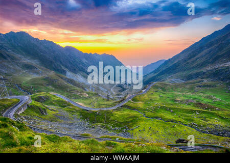 Transfagarasan Pass bei Sonnenuntergang. Kreuzung Karpaten in Rumänien, Transfagarasan ist eine der spektakulärsten Gebirgsstraßen in der Welt Stockfoto