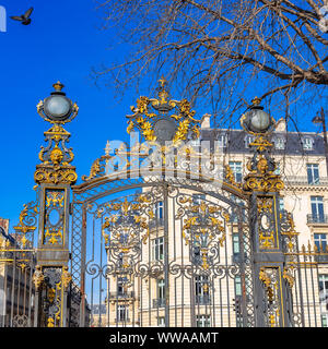 Paris, im wunderschönen Parc Monceau, den goldenen Schmiedeeisengitter, mit typischen Gebäude im Hintergrund Stockfoto