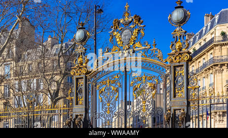 Paris, im wunderschönen Parc Monceau, den goldenen Schmiedeeisengitter, mit typischen Gebäude im Hintergrund Stockfoto