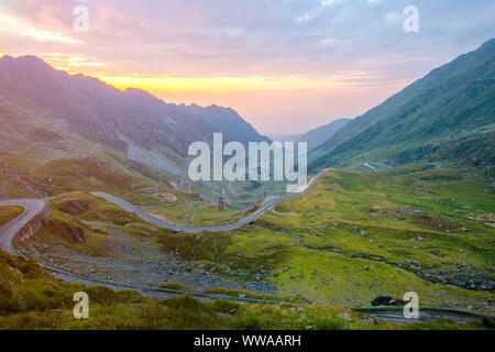 Verkehr Wanderwege auf Transfagarasan Pass in der Nacht. Kreuzung Karpaten in Rumänien, Transfagarasan ist eine der spektakulärsten Gebirgsstraßen Stockfoto