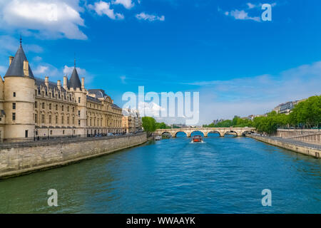 Paris, Blick auf die seine mit der Conciergerie auf der ile de la Cite und der Pont-Neuf Stockfoto