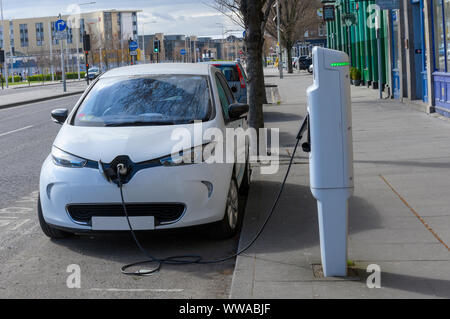 E-Auto Renault ZOE wird am Straßenrand, Dundee, Schottland wieder aufgeladen, Großbritannien Stockfoto