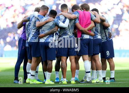 Tottenham Hotspur Spieler während der Aufwärmphase vor dem Spiel vor dem Beginn der Premier League Match an der Tottenham Hotspur Stadium, London. Stockfoto