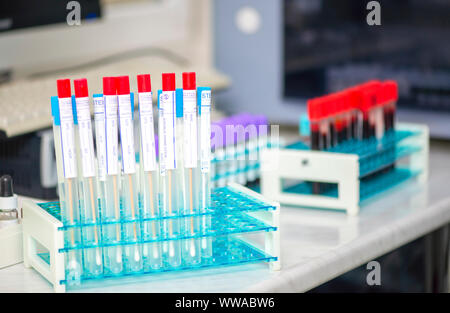 Sterile test swap Röhren für die Stichprobe der Kehle Krankheiten Stockfoto